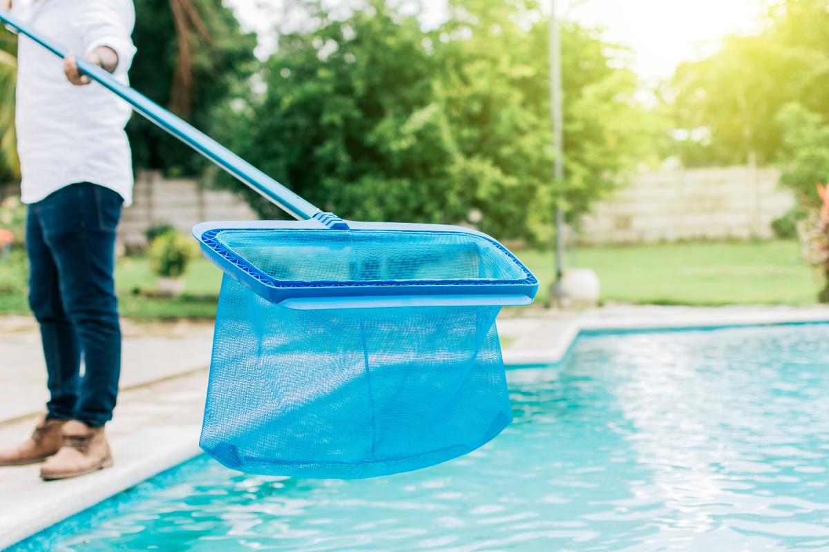 Servicio profesional de limpieza de piscinas
